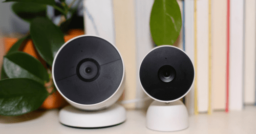 Google Nest Camera : Guide Complet 2026 pour Sécuriser Votre Maison 11 Comparaison Google Nest Cam filaire et nest cam sans fil sur table