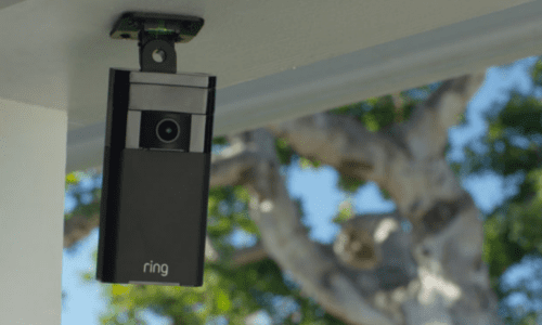 Camera Ring : Tout Savoir sur les Systèmes de Sécurité Connectés 7 Ring Stick Up Cam Wired Camera Ring installée sur façade maison avec vision nocturne activée