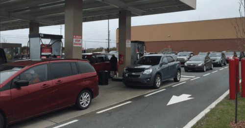carburant prix co&ucirc;tant File d'attente devant une station E.Leclerc pendant l'op&eacute;ration prix co&ucirc;tant
