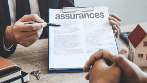 Agent d'assurance vie expliquant les options de couverture