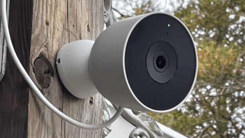 Google Nest Cam installée sur facade extérieure 