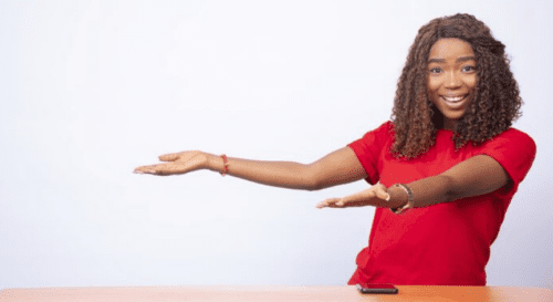 femme qui explique pourquoi utiliser les Meilleurs générateurs de vidéo IA